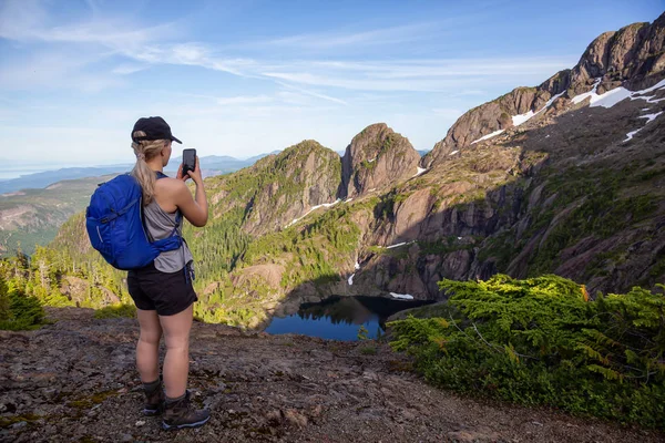 Chica Aventurera Senderismo Hermoso Sendero Paisaje Montaña Canadiense Durante Una —  Fotos de Stock