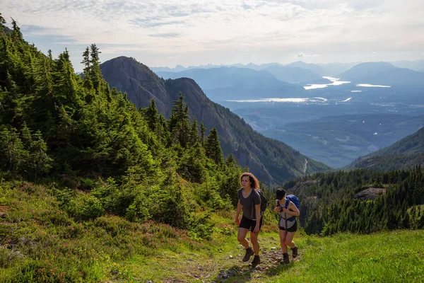 Maceracı kız canlı bir yaz akşamı sırasında Kanada Dağ Manzara güzel iz yürüyüş. Mt Arrowsmith'te, Nanaimo yakınlarında, Vancouver Adası, Bc, Kanada.