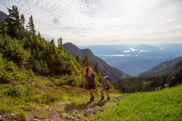 Menina Aventurosa Caminhando Pela Bela Trilha Paisagem Montanhosa Canadense Durante — Fotografia de Stock