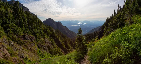 Bela Vista Panorâmica Paisagem Montanhosa Canadense Durante Vibrante Dia Verão — Fotografia de Stock