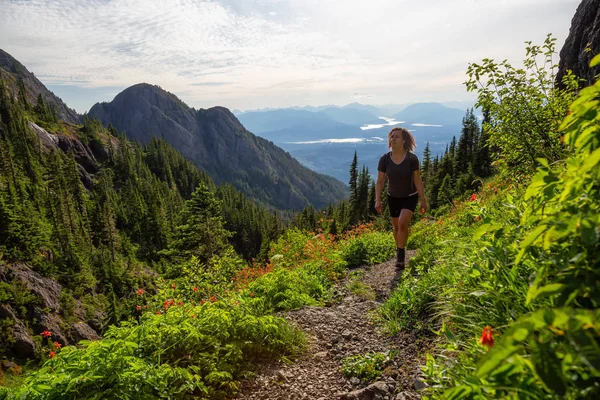 Adventurous Girl Hiking Beautiful Trail Canadian Mountain Landscape Vibrant Summer — Stock Photo, Image