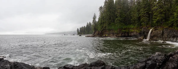 Sisli ve yağmurlu bir yaz gününde Juan de Fuca Trail şelale ile kayalık bir sahil güzel Panoramik Görünümü. Sombrio Beach'te, Port Renfrew yakınlarında, Vancouver Adası, Bc, Kanada.