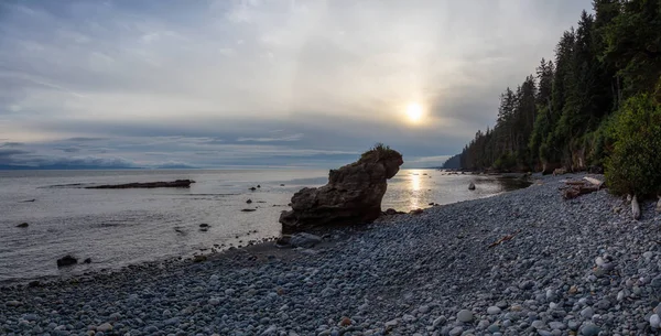 夏季日落期间 德富卡小径上岩石海滩的美丽全景 拍摄于加拿大不列颠哥伦比亚省温哥华岛伦弗鲁港附近的钦海滩 — 图库照片