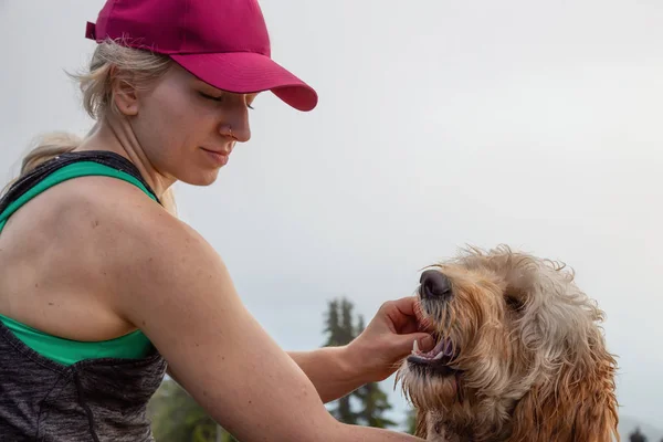 Chica Aventurera Está Excursión Con Perro Cima Montaña Innecesaria Durante — Foto de Stock