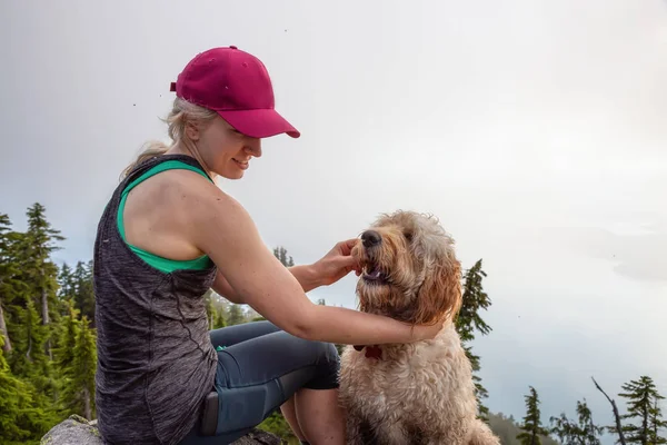 Chica Aventurera Está Excursión Con Perro Cima Montaña Innecesaria Durante — Foto de Stock