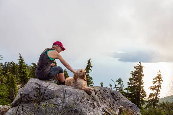 Adventurous Girl Está Caminhando Com Cão Topo Montanha Desnecessária Durante — Fotografia de Stock