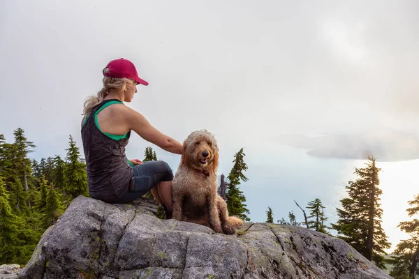 Adventurous Girl Está Caminhando Com Cão Topo Montanha Desnecessária Durante — Fotografia de Stock