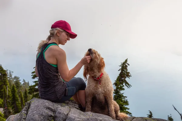 Chica Aventurera Está Excursión Con Perro Cima Montaña Innecesaria Durante — Foto de Stock