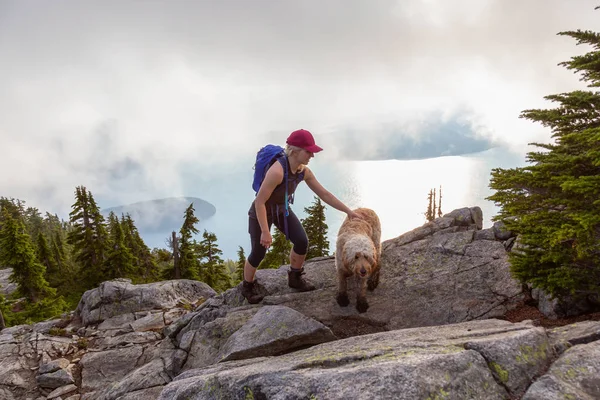 모험소녀는 화창하고 여름날 불필요한 꼭대기에 하이킹을 있습니다 웨스트 밴쿠버 브리티시 — 스톡 사진