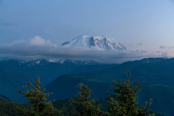 鮮やかでカラフルな夏の夕日の間にアメリカの山の風景の美しい景色 サントップ展望台から撮影 マウントレーニア国立公園 シアトルの南 ワシントン アメリカ合衆国 — ストック写真