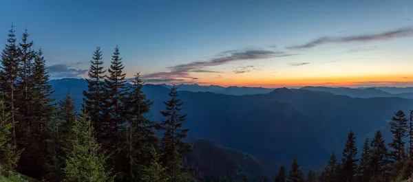 鮮やかでカラフルな夏の夕日の間にアメリカの山の風景の美しいパノラマビュー サントップ展望台から撮影 マウントレーニア国立公園 シアトルの南 ワシントン アメリカ合衆国 — ストック写真