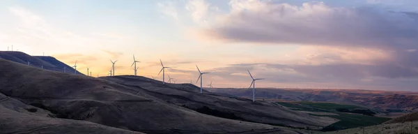 Hermosa Vista Panorámica Del Paisaje Las Turbinas Viento Una Colina — Foto de Stock