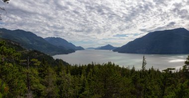 Bulutlu bir yaz günü boyunca Güzel Panoramik Kanada Manzara Görünümü. Squamish yakınlarındaki Murrin Park'ta çekildi, Vancouver'ın kuzeyi, Bc, Kanada.