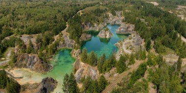 Güneşli bir yaz günü boyunca Kanada Doğa Renkli Göller Güzel Panoramik Hava Görünümü. British Columbia, Kanada'da çekilmiş.