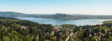 Güneşli bir gün boyunca Kuzey Vancouver yerleşim mahallehavadan panoramik görünümü. British Columbia, Kanada'da bulunan.