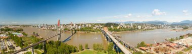 Fraser Nehri üzerinde Pattullo Köprüsü ve Skytrain Köprüsü havadan panoramik görünümü. Alınan Surrey, Greater Vancouver, British Columbia, Kanada.