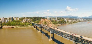 Fraser Nehri üzerindeki Pattullo Köprüsü'nün panoramik manzarası. Alınan Surrey, Greater Vancouver, British Columbia, Kanada.