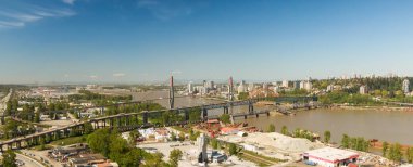 Pattullo Köprüsü yakınlarındaki Surrey Sanayi Sitesi havadan panoramik görünümü. Greater Vancouver, British Columbia, Kanada'da çekildi.