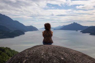Maceracı Kız canlı bir yaz günü boyunca bir dağa yürüyüş. Squamish yakınlarındaki Murrin Park'ta çekildi, Vancouver'ın kuzeyi, Bc, Kanada.