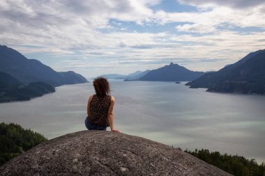 Maceracı Kız canlı bir yaz günü boyunca bir dağa yürüyüş. Squamish yakınlarındaki Murrin Park'ta çekildi, Vancouver'ın kuzeyi, Bc, Kanada.