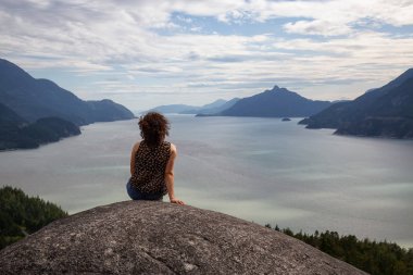 Maceracı Kız canlı bir yaz günü boyunca bir dağa yürüyüş. Squamish yakınlarındaki Murrin Park'ta çekildi, Vancouver'ın kuzeyi, Bc, Kanada.
