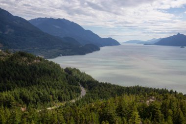 Bulutlu bir yaz günü boyunca Güzel Kanada Manzara Görünümü. Squamish yakınlarındaki Murrin Park'ta çekildi, Vancouver'ın kuzeyi, Bc, Kanada.