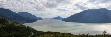 Bulutlu bir yaz günü boyunca Güzel Panoramik Kanada Manzara Görünümü. Squamish yakınlarındaki Murrin Park'ta çekildi, Vancouver'ın kuzeyi, Bc, Kanada.