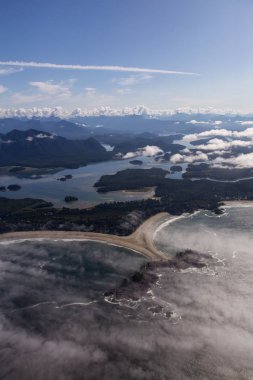 Güneşli bir yaz sabahı Pasifik Okyanusu Kıyısında güzel Plaj havadan görünümü. Tofino, Vancouver Island, British Columbia, Kanada'da çekildi.