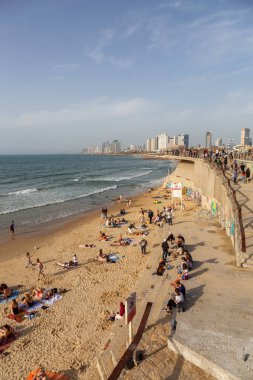 Yafa, Tel Aviv-Yafo, İsrail - 13 Nisan 2019: Güneşli bir günde Akdeniz'de modern bir şehir manzarası.
