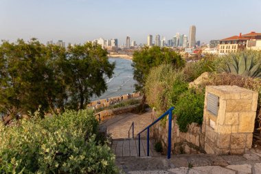 Yafa, Tel Aviv-Yafo, İsrail - 13 Nisan 2019: Güneşli bir günde Akdeniz'de modern bir şehir manzarası.