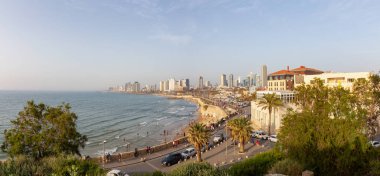 Yafa, Tel Aviv-Yafo, İsrail - 13 Nisan 2019: Güneşli bir günde Akdeniz'de modern bir şehir manzarası.