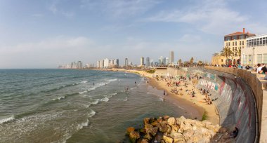 Yafa, Tel Aviv-Yafo, İsrail - 13 Nisan 2019: Güneşli bir günde Akdeniz'de modern bir şehir manzarası.