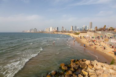 Yafa, Tel Aviv-Yafo, İsrail - 13 Nisan 2019: Güneşli bir günde Akdeniz'de modern bir şehir manzarası.