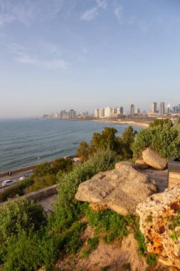 Yafa, Tel Aviv-Yafo, İsrail - 13 Nisan 2019: Güneşli bir günde Akdeniz'de modern bir şehir manzarası.