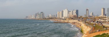 Yafa, Tel Aviv-Yafo, İsrail - 13 Nisan 2019: Güneşli bir günde Akdeniz'de modern bir şehir manzarası.