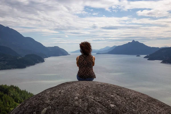 活気に満ちた夏の日に山をハイキング冒険の女の子 バンクーバー北部 カナダのスカーミッシュ近くのムリン公園で撮影 — ストック写真