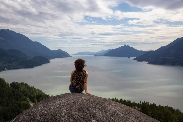 Adventurous Girl Hiking Mountain Vibrant Summer Day Taken Murrin Park — Stock Photo, Image