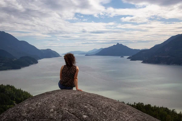 冒险的女孩在充满活力的夏日爬山 拍摄于加拿大不列颠哥伦比亚省温哥华以北斯夸米什附近的默林公园 — 图库照片