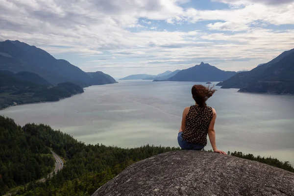 冒险的女孩在充满活力的夏日爬山 拍摄于加拿大不列颠哥伦比亚省温哥华以北斯夸米什附近的默林公园 — 图库照片
