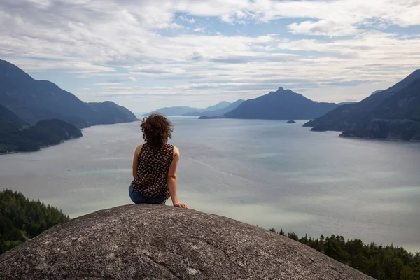 Chica Aventurera Subiendo Una Montaña Durante Vibrante Día Verano Tomado —  Fotos de Stock