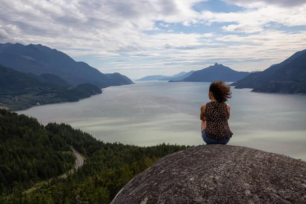 Adventurous Girl Hiking Mountain Vibrant Summer Day Taken Murrin Park — Stock Photo, Image