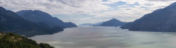 Wunderschöner Panoramablick Auf Die Kanadische Landschaft Einem Bewölkten Sommertag Aufgenommen — Stockfoto