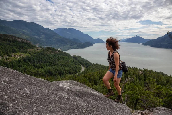 Maceracı Kız Canlı Bir Yaz Günü Boyunca Bir Dağa Yürüyüş — Stok fotoğraf