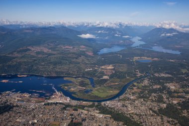 Güneşli bir yaz sabahı Vancouver Adası'nda küçük bir kasaba, Port Alberni, havadan görünümü. British Columbia, Kanada'da bulunan.