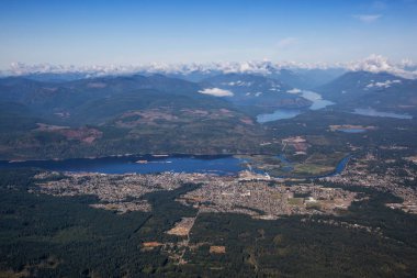 Güneşli bir yaz sabahı Vancouver Adası'nda küçük bir kasaba, Port Alberni, havadan görünümü. British Columbia, Kanada'da bulunan.
