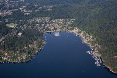 Ocean Inlet tarafından Deep Cove lüks evlerde havadan görünümü. Kuzey Vancouver, British Columbia, Kanada, bir yaz sabahı alınan.