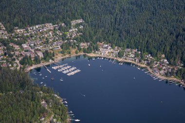 Ocean Inlet tarafından Deep Cove lüks evlerde havadan görünümü. Kuzey Vancouver, British Columbia, Kanada, bir yaz sabahı alınan.
