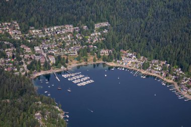 Ocean Inlet tarafından Deep Cove lüks evlerde havadan görünümü. Kuzey Vancouver, British Columbia, Kanada, bir yaz sabahı alınan.