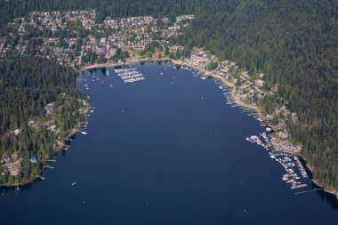 Ocean Inlet tarafından Deep Cove lüks evlerde havadan görünümü. Kuzey Vancouver, British Columbia, Kanada, bir yaz sabahı alınan.