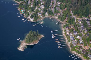 Ocean Inlet tarafından Deep Cove lüks evlerde havadan görünümü. Kuzey Vancouver, British Columbia, Kanada, bir yaz sabahı alınan.